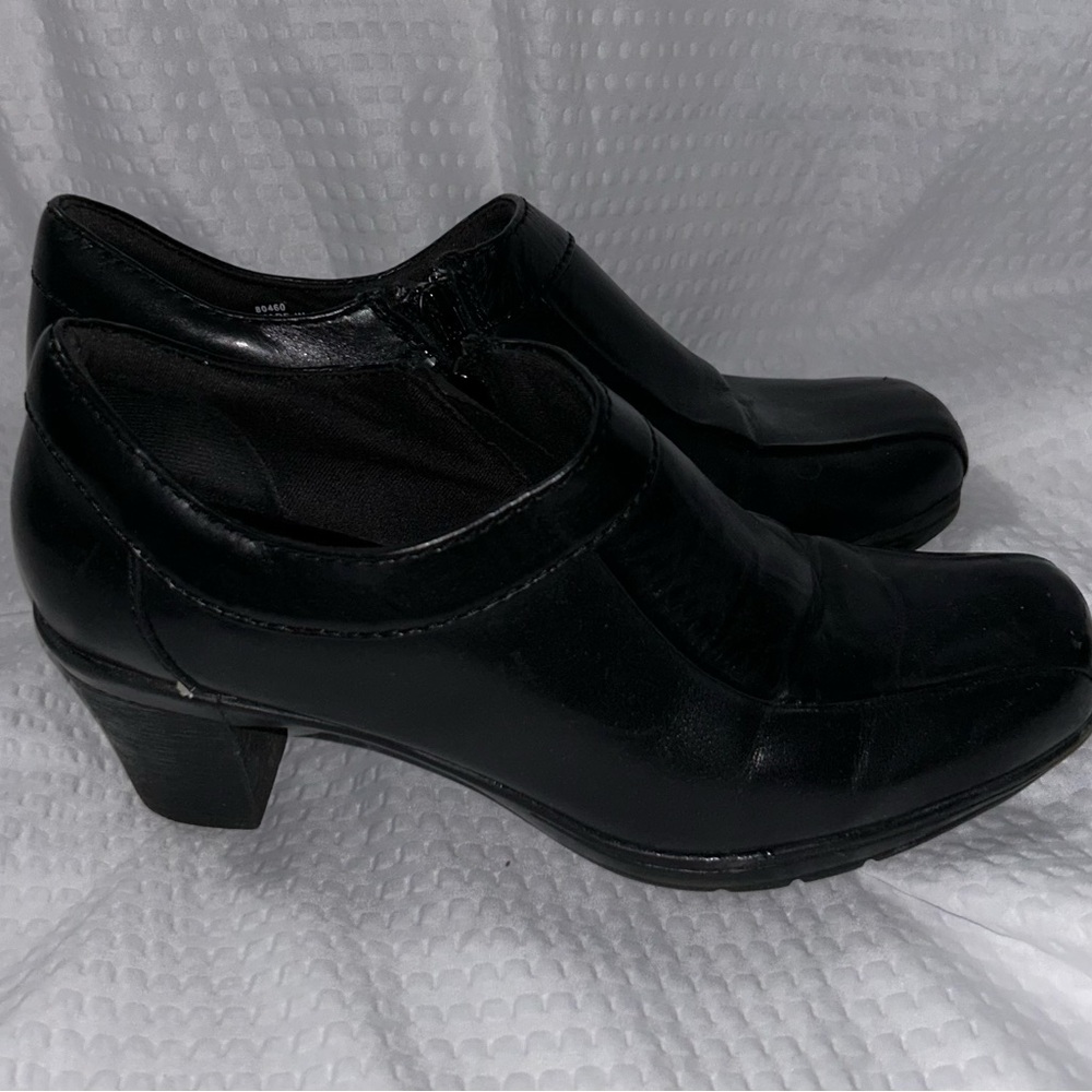 Clarks Black Leather Heeled Loafers or Booties Womens Size 9 - Picture 2 of 4